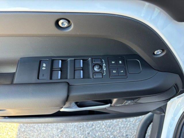 2025 Land Rover Defender X-Dynamic SE